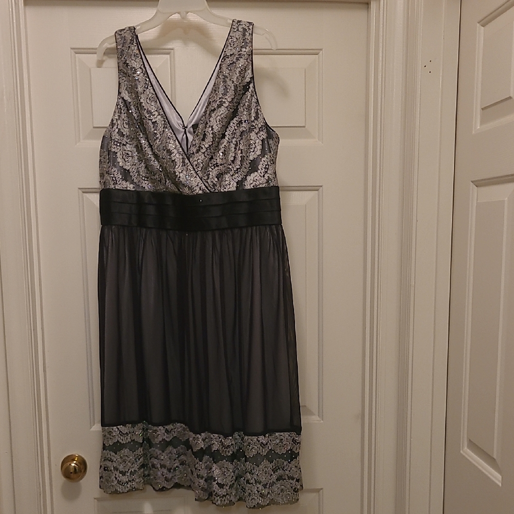 R&M Richards Silver and Black Sleeveless V-Neck Midi Dress